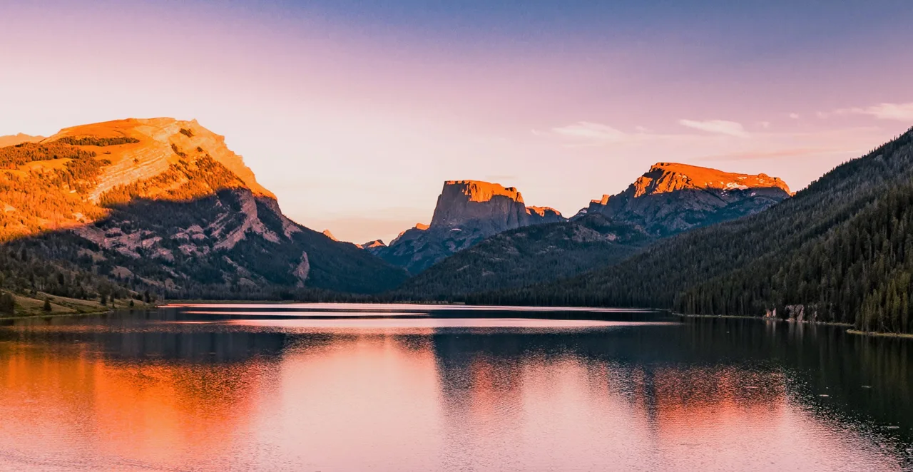 Green River Lakes at golden hour, with Squaretop Mountain rising above the water