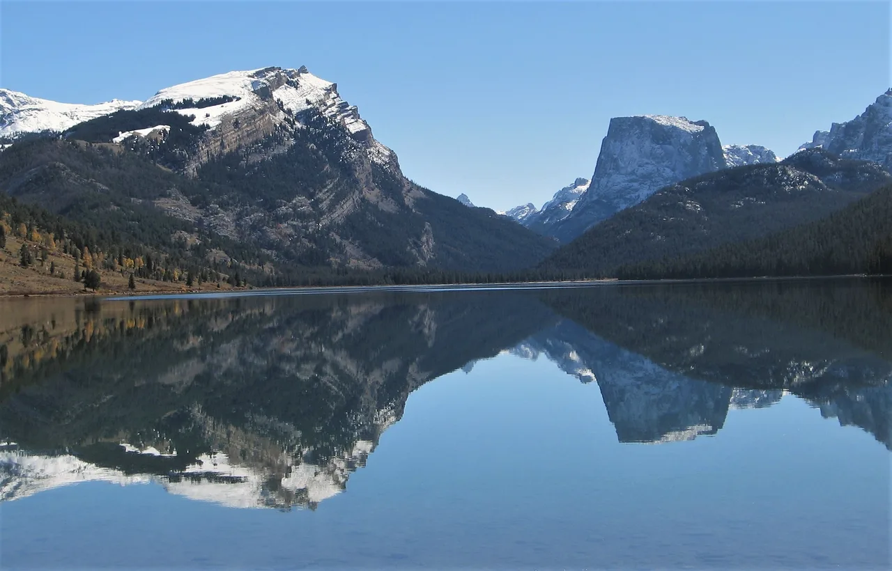 Still water reflecting Squaretop Mountain at Green River Lakes
